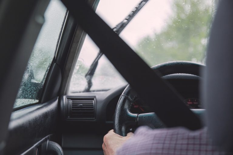 Beschlagene Scheiben bei kalten und nassem Wetter durch zu viel Feuchtigkeit im Auto