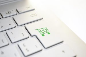 Ausschnitt einer Computertastaur auf der ein Symbol eines Einkaufswagens zu sehen ist als Darstellung für Ersatzteile online kaufen