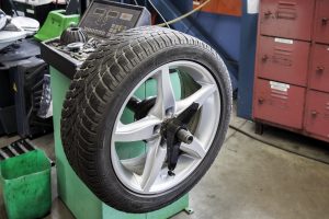 Auswuchten der Reifen beim Räderwechsel in der Werkstatt