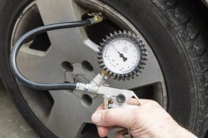 Luftdruckgerät ist an Reifenventil angebracht, um den Luftdruck zu messen