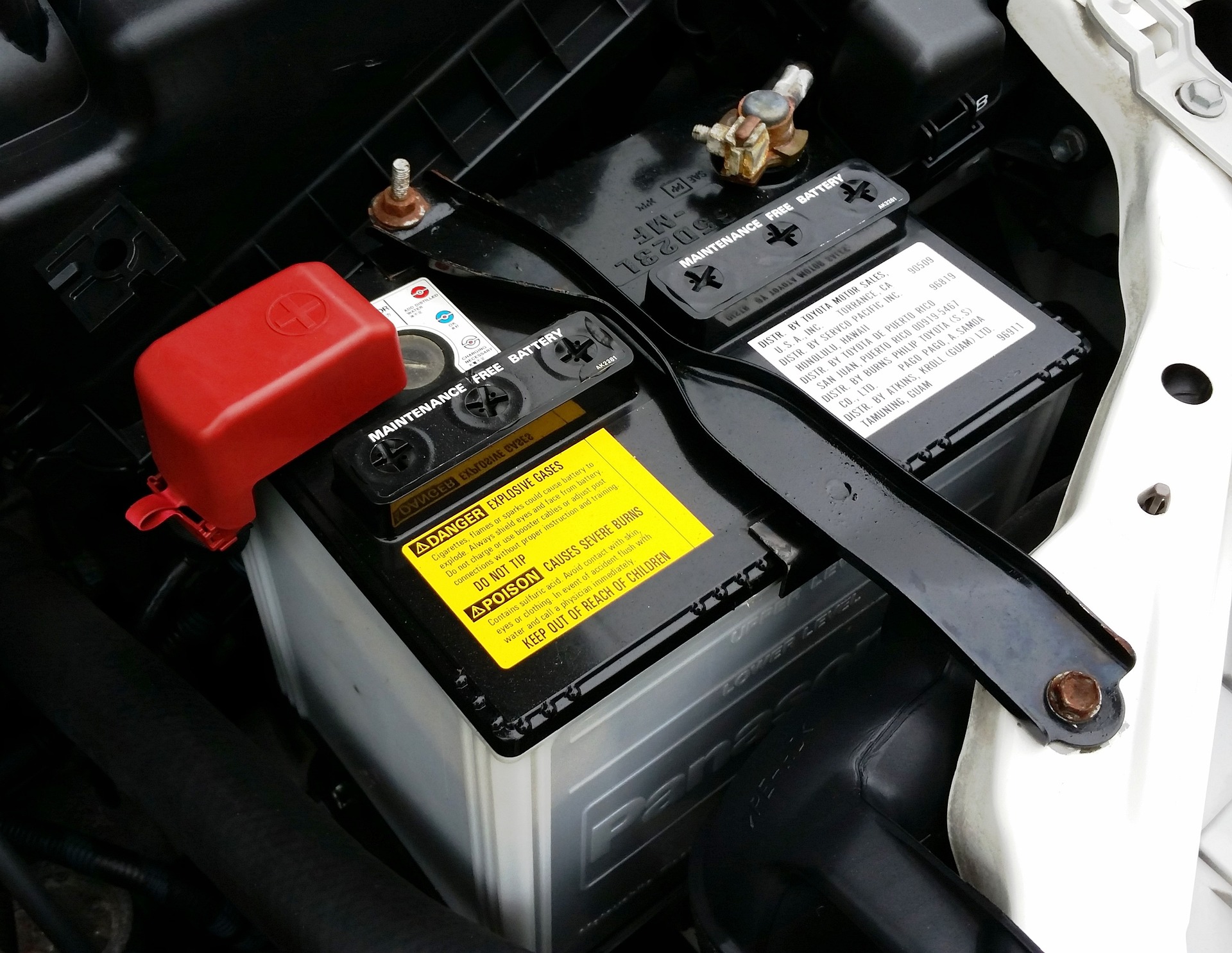 Die Autobatterie wechseln und richtig Starthilfe geben