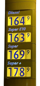 Spritpreise an einer Tankstellen-Anzeigetafel