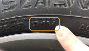 Eingerahmter Geschwindigkeitsindex und Lastindex an einem Reifen.