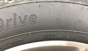 Angabe "radial" auf dem Reifen zur Definition des Reifentyps und Angabe "Tubeless" für einen schlauchlosen Reifen