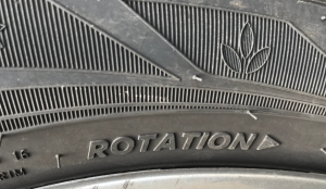 Info "Rotation" mit Pfeil auf dem Autoreifen zur Angabe der Laufrichtung