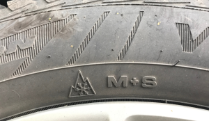 M+S und das Alpine Symbol auf einem Reifen zeigen, dass er wintertauglich ist.