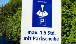 Parkplatzschild für Parken mit Parkscheibe